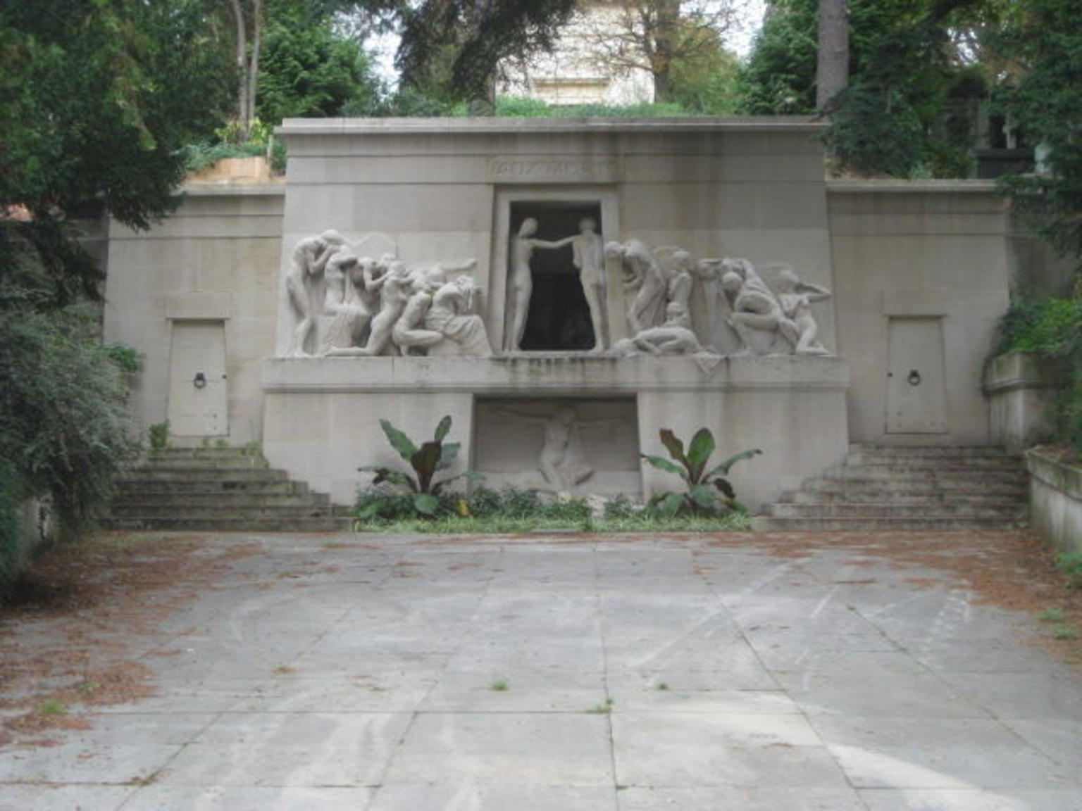Memorial to Death@perelachaise