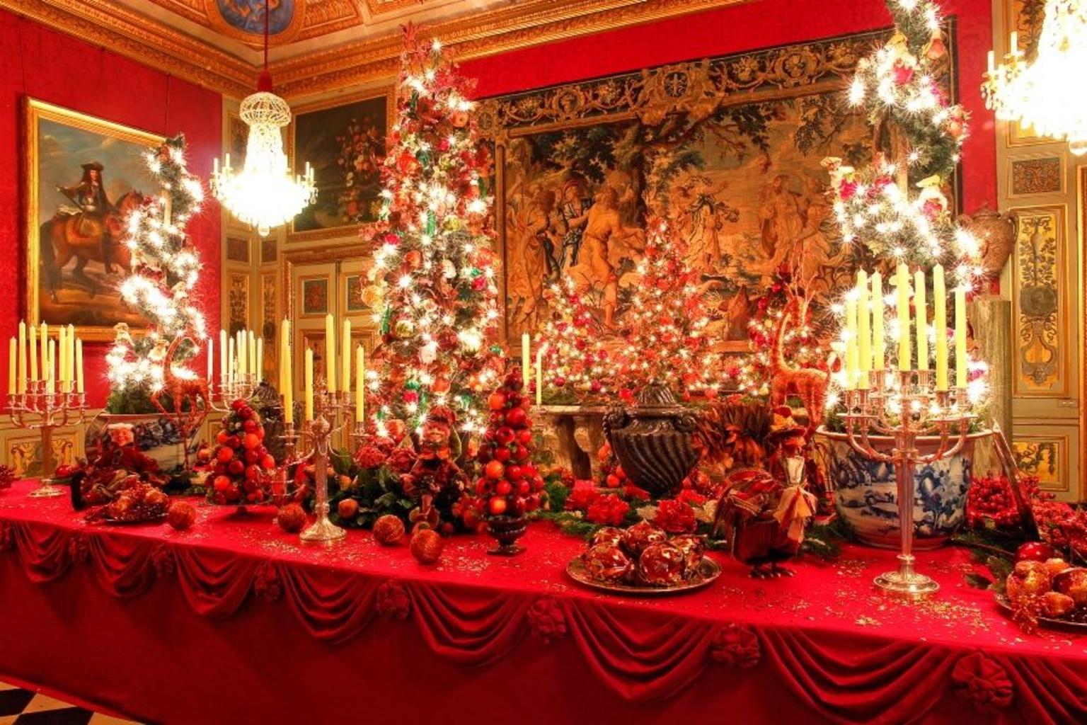 Pretty Christmas table setting