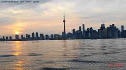 Photo of Beautiful skyline at dusk The boat is not the best, but at dusk the lake is calm and you can see the best of the Toronto skyline. El bote no es de lo mejor, pero al atardecer el lago está muy calmo y se puede ver lo ... , Sandra V - September 2015
