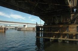 Photo of LOW BRIDGE! The pilot of the boat skilfully navigated under several bridges on the Potomac River, Sergio M - November 2009