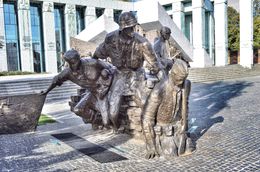 Photo of Warsaw uprising monument. There are 2 monuments at this site dedicated to the Warsaw uprising of 1944. This is one of them. , David Lally - October 2015
