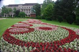 Photo of Beautiful gardens infront of Parliament buidling. Flowers are planted in a decorative way with beautiful patterns and matching colours., Elmarie Magda D - August 2010