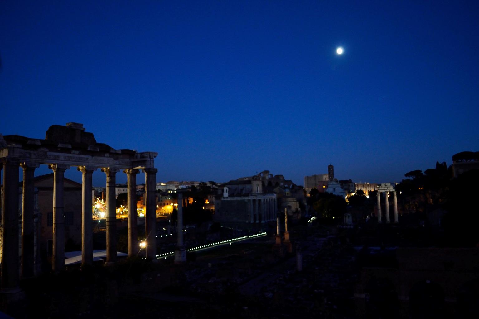 Luna llena sobre Roma