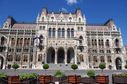 Photo of Main entrance of Parliament, Budapest Parliament Building: On your right hand side is Gate E - the entrance for tour guides and tourists., Elmarie Magda D - August 2010