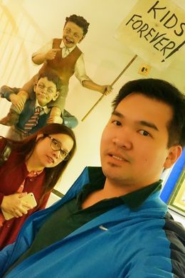 Photo of Museum of Childhood Cardiologist in red and Radiographer in blue. Given our professions, guess our age? , acerrt - September 2015