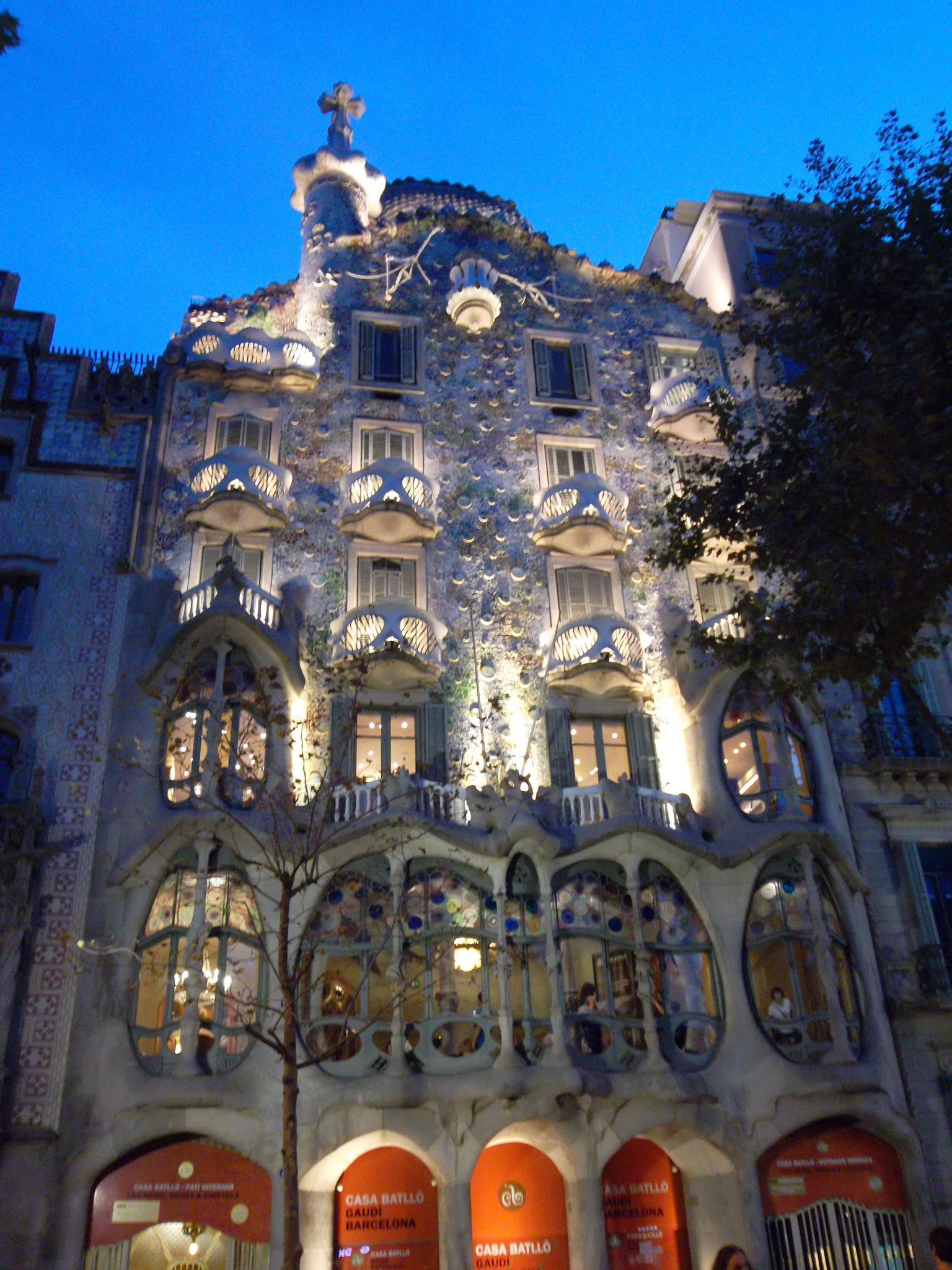 Casa Battlo By Night