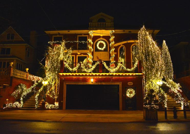 dyker heights self guided tour