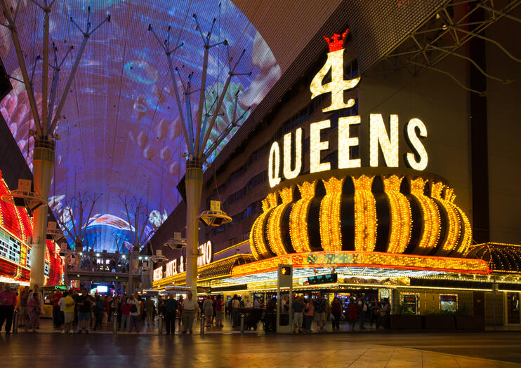 4 queens casino restaurants