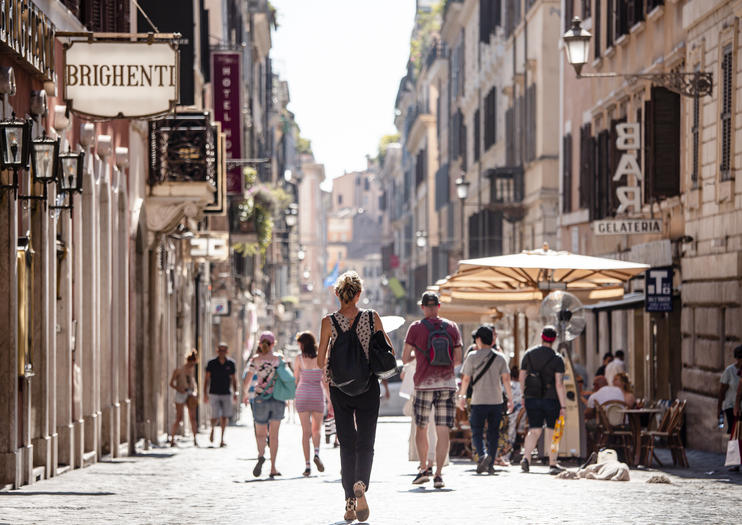 Main Shopping Street In Rome