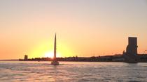 Cruzeiro pelo rio Tejo ao pôr do sol em Lisboa