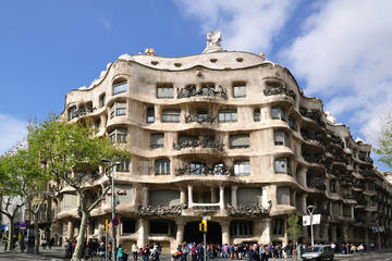 Barcelona and Artistic Gaudí: Full Day Guided Walking and Bus Sightseeing Tour