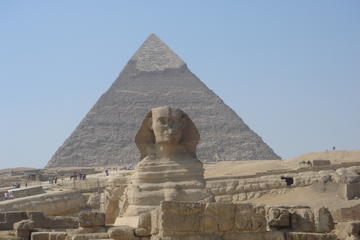 Private Tour: Giza Pyramids, Sphinx and Valley Temple with Lunch from Cairo