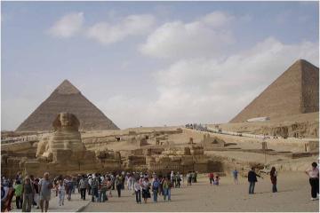 Private Tour: Pyramids of Giza Memphis and Sakkara with Lunch