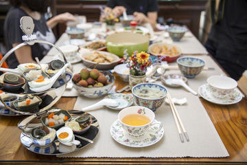 Cantonese lunch and market tour in Causeway Bay