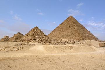 Private Day Tour with Guide to Giza Pyramids Egyptian Museum and Khan El Kahlili Bazaar in Cairo
