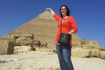 Private Pyramid Tour of Giza Saqqara and Memphis with Guide from Cairo including Airport Transfers