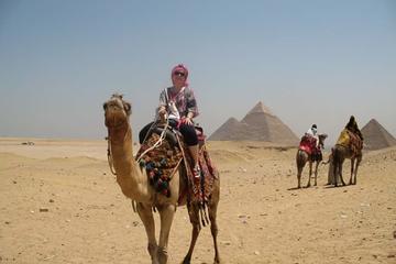 Private Shore Excursion: Giza Pyramids and Sakkara with Lunch in the Desert from Alexandria