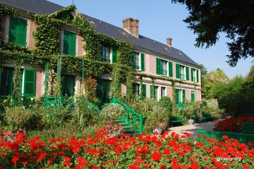 Giverny and Versailles Full-Day Private Guided Tour with Hotel Pickup
