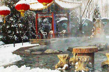 Private Day Trip: Outdoor Hot Spring Experience and Mutianyu Great Wall