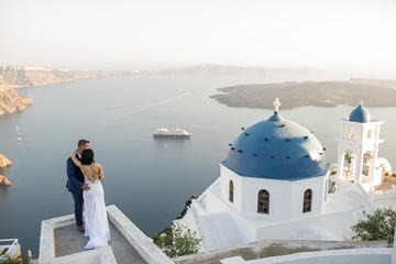 Santorini Walking Tour with a Personal Photographer