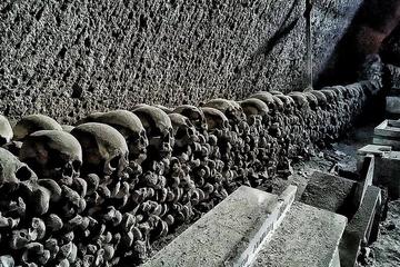 Fontanelle Cemetery and Sanità District Private Tour