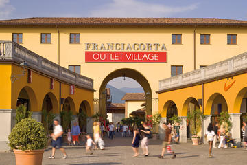 Shopping in Franciacorta Outlet: Private Transfer from Verona