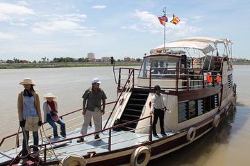One-Way Tonle Sap or Mekong River Cruise from Phnom Penh to Siem Reap