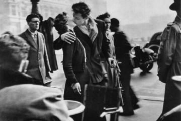 Small Group Walking Tour  Where to kiss in Paris