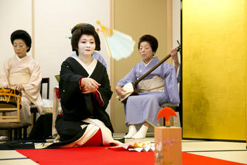 Geisha show and traditional game experience in Tokyo