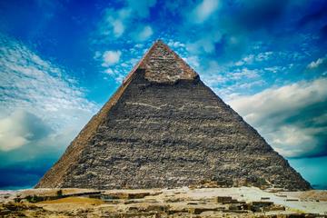 Small-Group Day Tour to Giza Pyramids, Egyptian Museum and Bazaar from Cairo