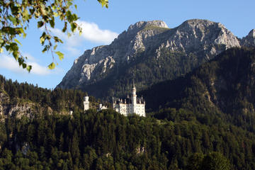 Private Day Tour to Neuschwanstein Castle, Linderhof Castle and Oberammergau from Munich Including Return-Trip by Train