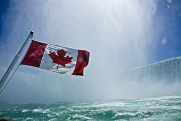 Luxury Coach Tour of Niagara Falls with Hornblower Cruise from Toronto