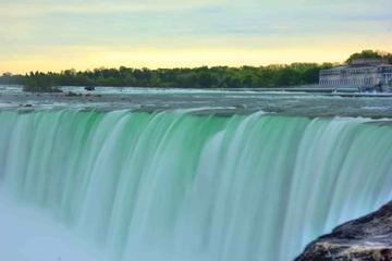 Luxury Coach Tour of Niagara Falls with Lunch and Hornblower Cruise from Toronto