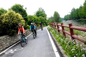 Private, Full-Day Biking and Sichuan Food Tour near Chengdu