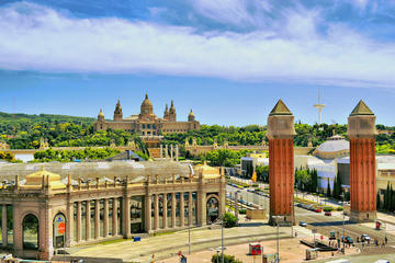 Barcelona Walking Tour with Lunch and Sagrada Familia Entrance