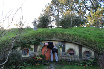 2-Day Hobbiton, Rotorua, and Waitomo Tour from Auckland with Accommodation=