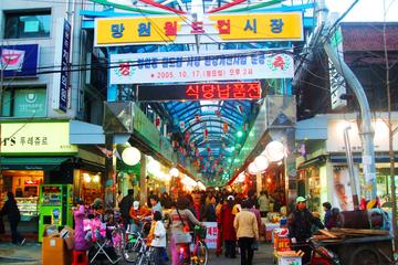 Royal Palace and Traditonal Market Shopping Tour