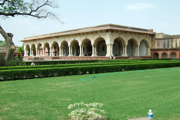 Extensive Agra Fort and colorful Kinari Bazaar Tour