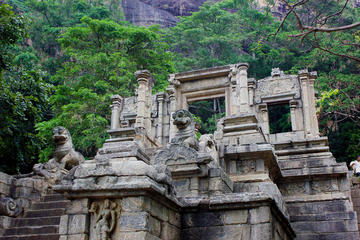Dambadeniya, Yapahuwa, and Panduwasnuwara Private Day Tour