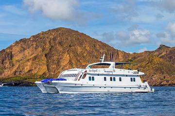 Galapagos Island Cruise: 4-Day Tour Aboard the 'Archipel I'