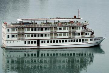 Small-Group Overnight Halong Bay Tour Including Cruise and Kayaking