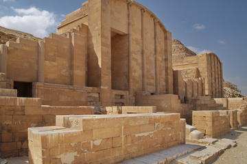 2-Day Private Guided Tour for Families around Saqqara, Dahshur, Giza, the Egyptian Museum and Old Cairo