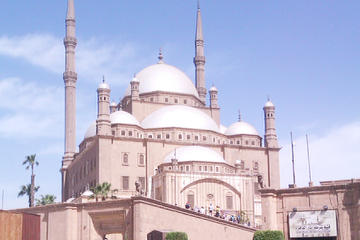 Private Full Day Tour to Giza Pyramids, Sphinx, Citadel and Old Cairo