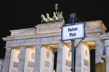 Small-Group Berlin History Walking Tour with an Italian-Speaking Guide