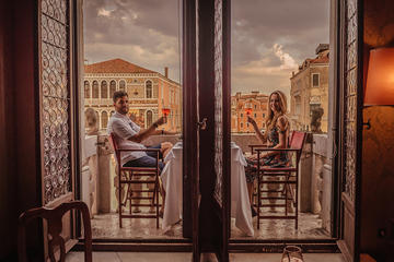 Gondola and Gala Dinner in a Venetian Palace