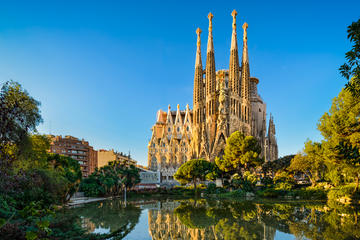 Full Day Guided Tour & Skip the Line: Sagrada Familia, Park Güell and La Pedrera