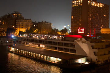 2-Hour Nile Dinner Cruise With Folkloric Show in Cairo with Private Transfer