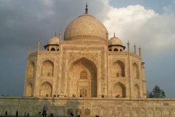Guided Sunrise Tour of the Taj Mahal From Delhi