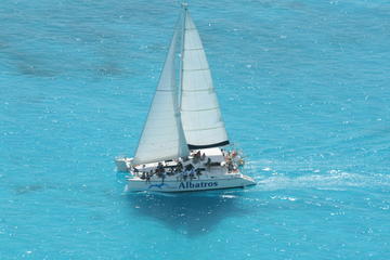 Private Sailing Tour to Isla Mujeres with Open Bar
