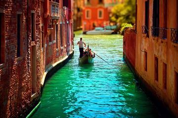 30-Minute Proposal Gondola Ride in Venice with Hotel Pickup